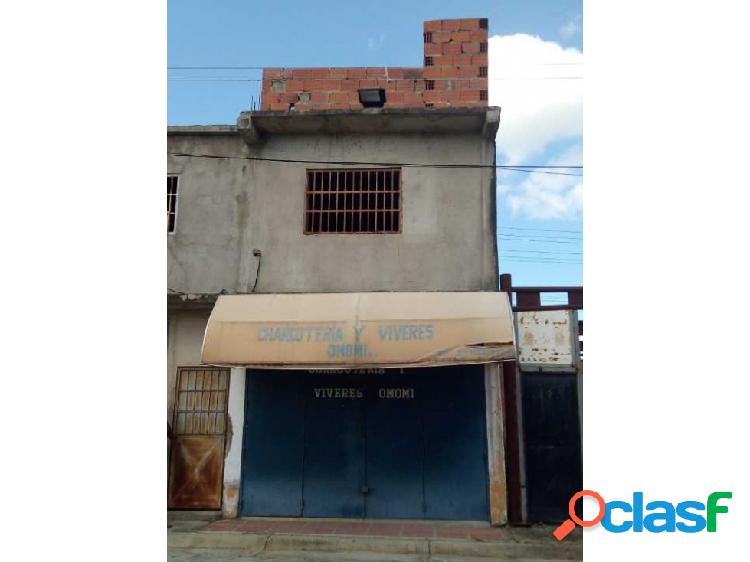 Venta de Local comercial con Apto. tipo estudio en Urb La