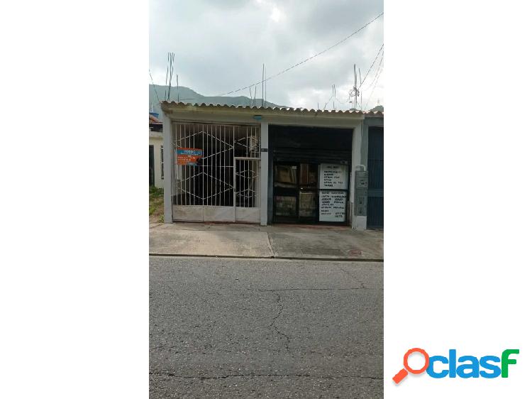 Casa con Local Comercial en La Esmeralda - en Venta.