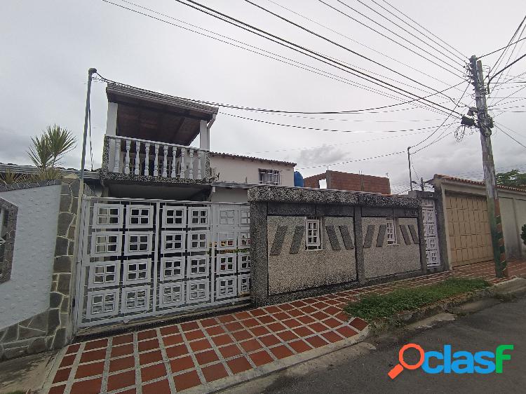 Hermosa Casa en Venta en Las Cayenas MaracaY