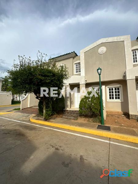 Townhouse en Alquiler. Villa Lago Country III. Remax