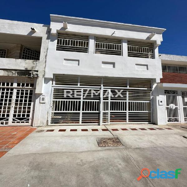 Casa En Venta Urb. Las Naciones. Remax Millenium