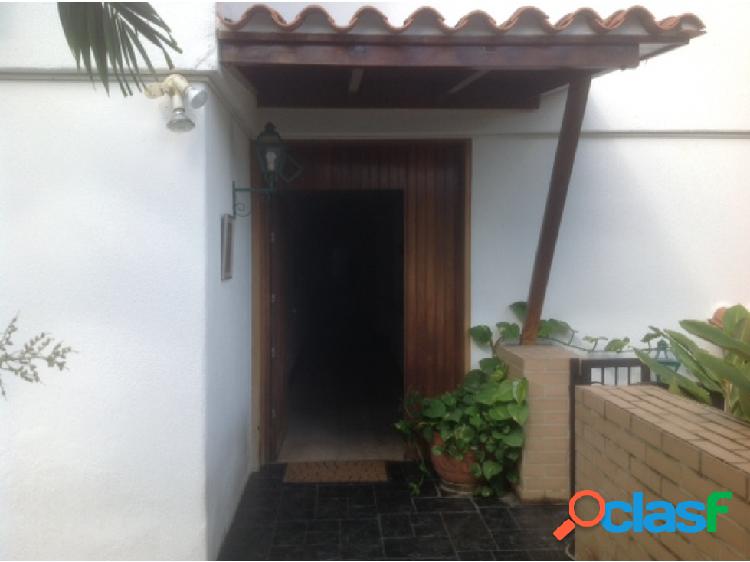 Casa en Venta en la Exclusiva Urbanización La Lagunita!