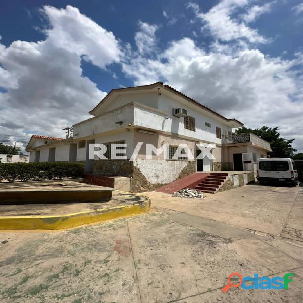 Centro Empresarial en venta. Sector Lago Azul. Remax