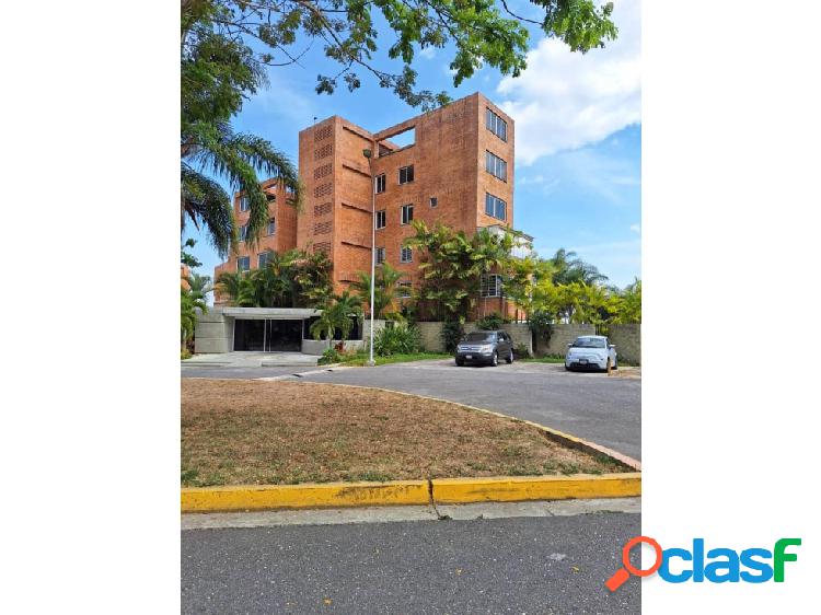 Loma Linda. En venta apto. triplex. 224m². 3H+S, 2.5B, 3E.