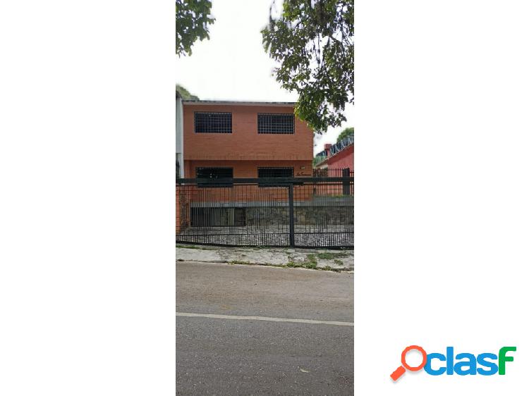 SE VENDE/ALQUILA QUINTA DOS NIVELES EN CHUAO, CALLE PRIVADA