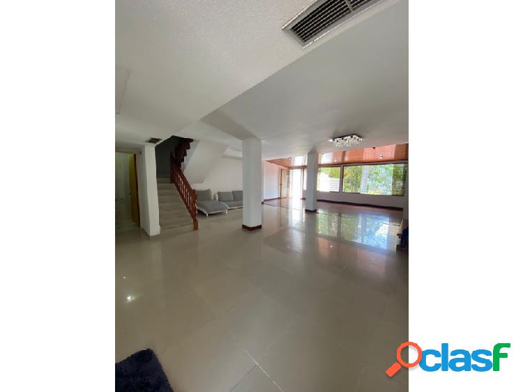 Se vende casa 700m² 4h+s/4b+s/3p Los Pomelos