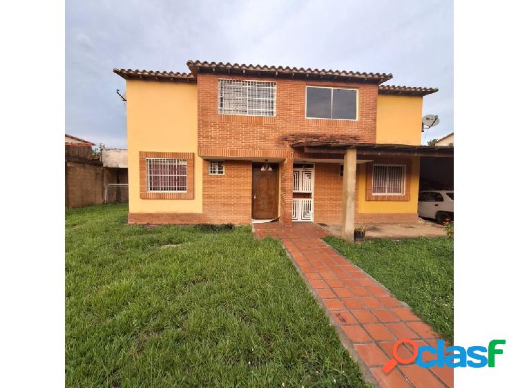 TOWN HOUSE EN LA UBR. CHALET DE LA LAGUNA VE02-1939ST-EROM