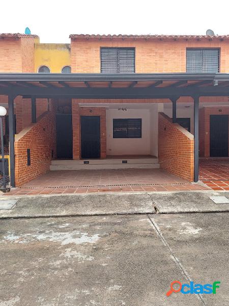 Town House en Conjunto Res. Guayabal Garden. Guayabal.