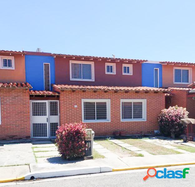 Town House en Residencial Cantapiedra. Urb. Las Quintas.