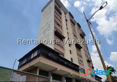 25-5252 En venta apartamento semi amoblado en la Av Lara