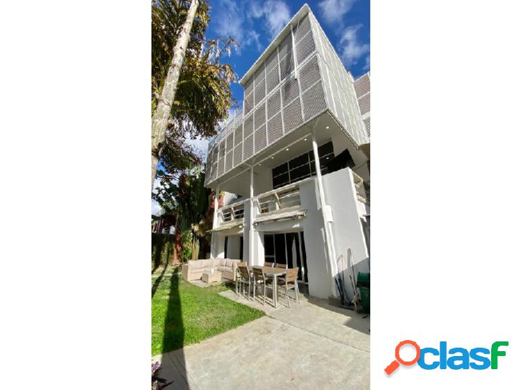 Venta de Majestuoso Townhouse en Los Naranjos