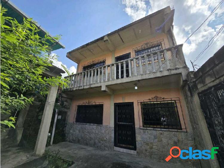 Casa de dos pisos en venta en El Castaño, Maracay