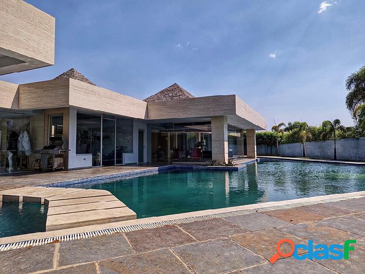 Se ofrece para la venta hermosa y lujosa casa ubicada en