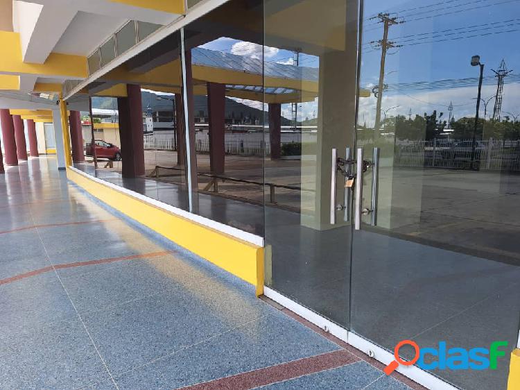 SE OFRECE EN ALQUILER GALPON CON SHOWROOM EN ZONA INDUSTRIAL