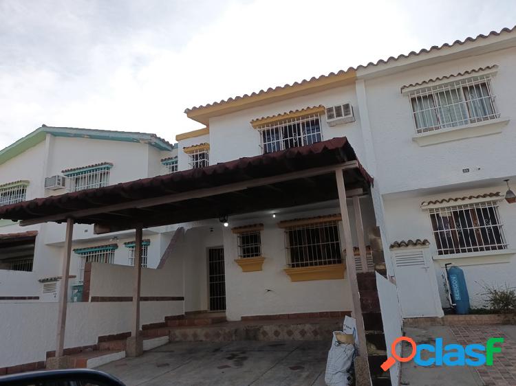 ofrece en alquiler comodo town house ubicado en la